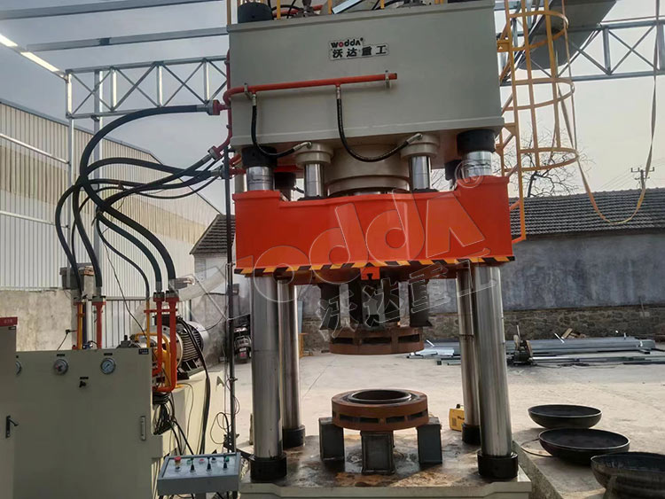 800噸封頭液壓機(jī)客戶現(xiàn)場.jpg