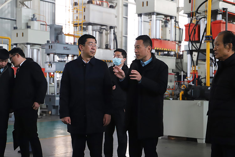 徐州市委常委、經(jīng)開區(qū)黨工委書記張克一行觀看車間
