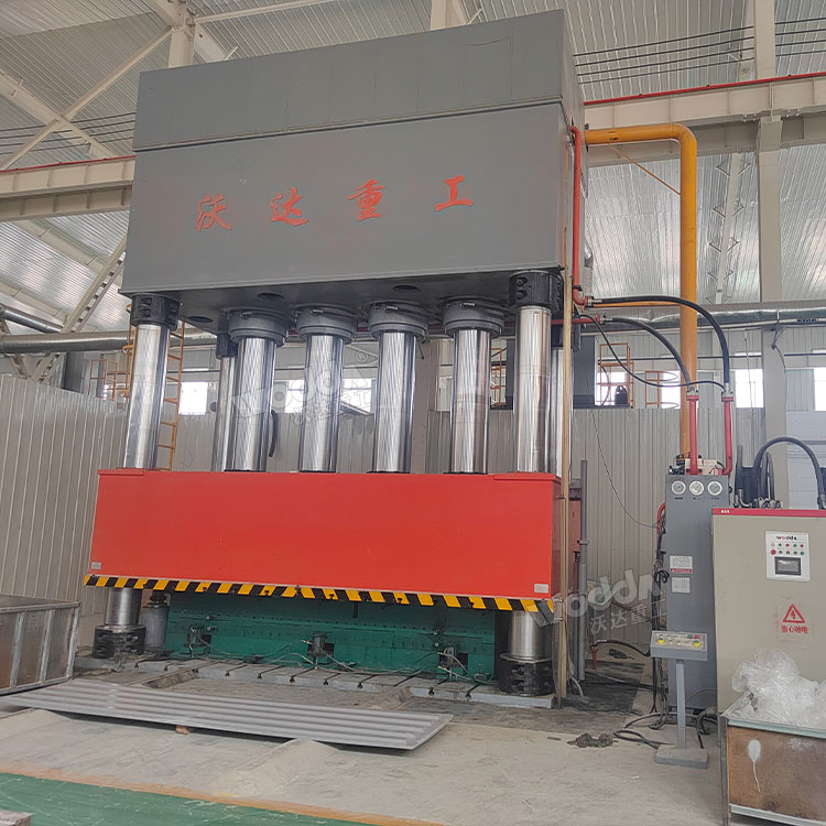 玻璃鋼防腐板成型液壓機現場.jpg