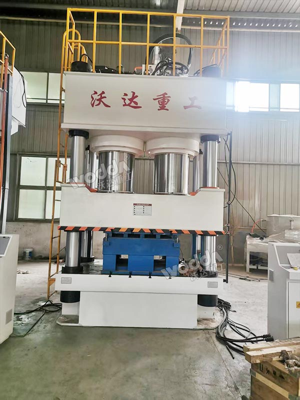 1800噸木屑托盤成型液壓機(jī)現(xiàn)場(chǎng)